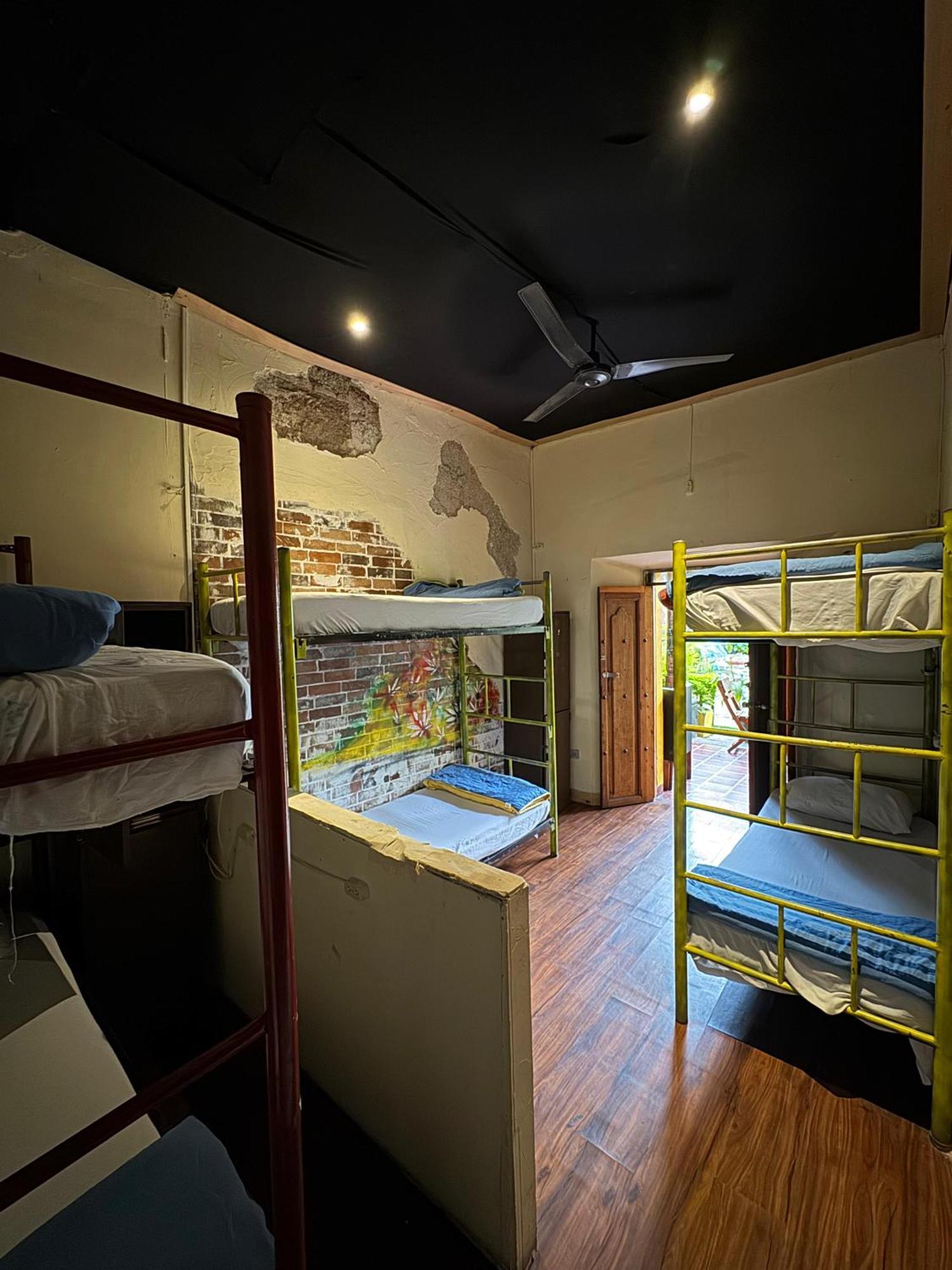 Volko Party Hostel Antigua Екстер'єр фото