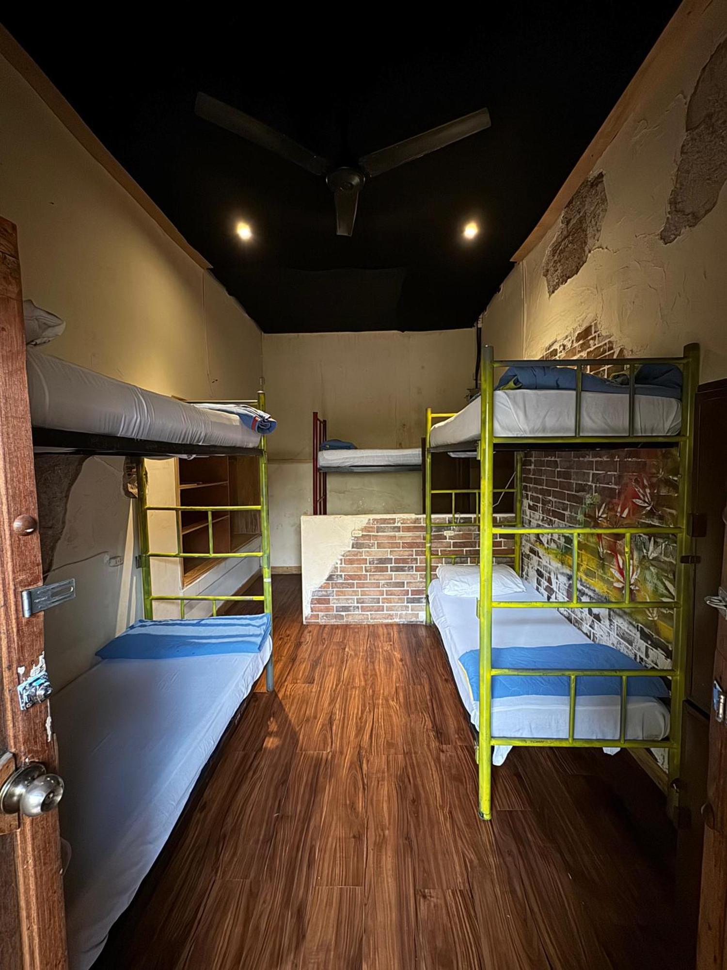 Volko Party Hostel Antigua Номер фото